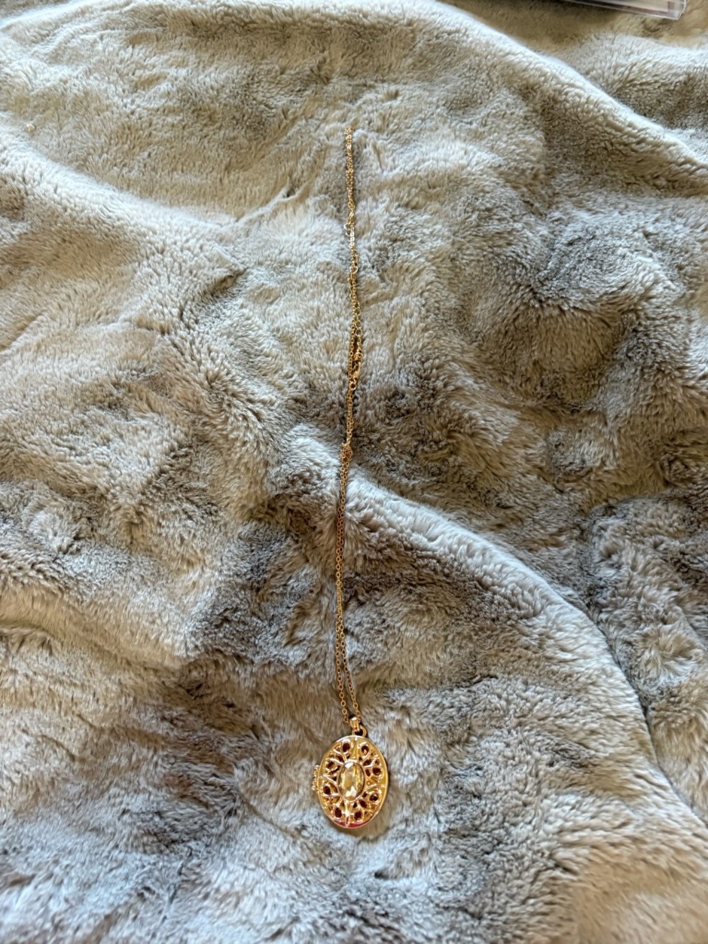 Brand New Never Worn Avon Gold-Tone Filigree Oval Pendant Necklace